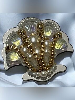 Signed Liztech 2009 Clam Shell Brooch